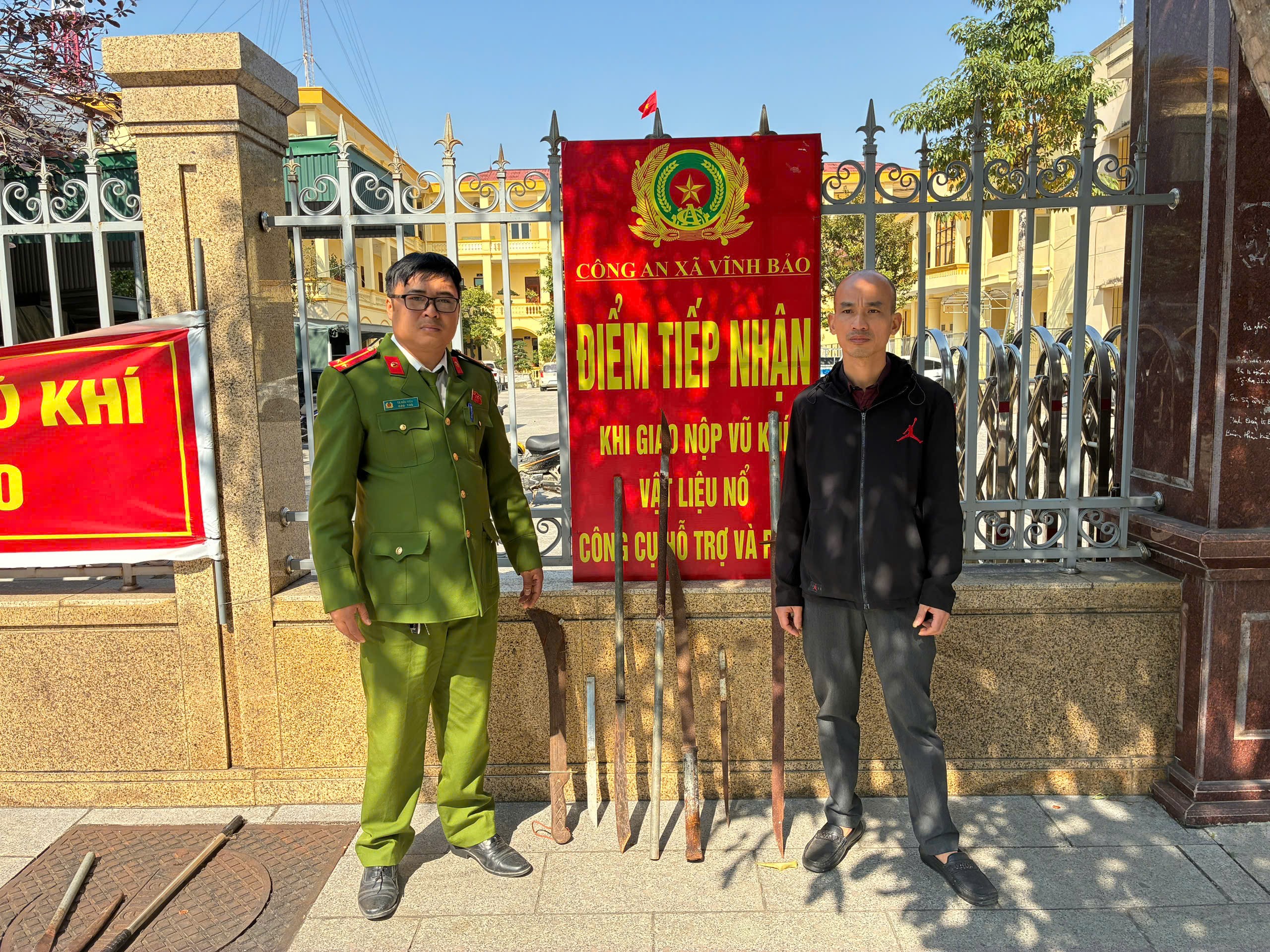 Công an phường Ngô Quyền, phường Hồng An, xã Vĩnh Bảo và Trường Tân: Vận động nhân dân giao nộp 03 khẩu súng và 12,6 kg pháo nổ